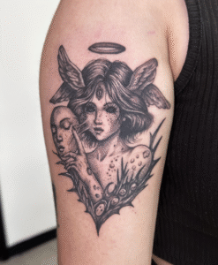 Tatuaje realismo mujer con alas y aura – Cheno Tattoo Pachuca