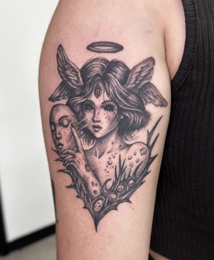 Tatuaje realismo mujer con alas y aura – Cheno Tattoo Pachuca