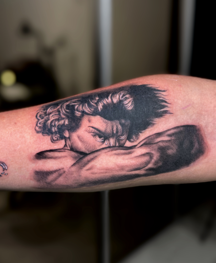 Tatuaje de personaje anime en antebrazo – Cheno Tattoo Pachuca