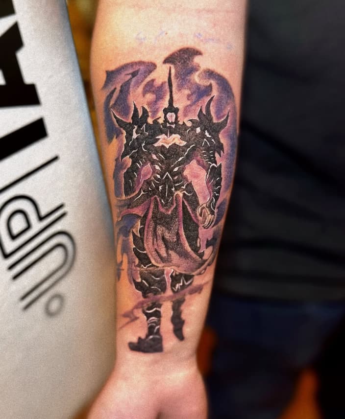 Tatuaje anime guerrero en antebrazo – Cheno Tattoo Pachuca