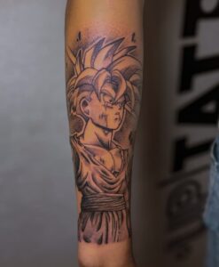 Tatuaje de Gokú en antebrazo – Cheno Tattoo Pachuca