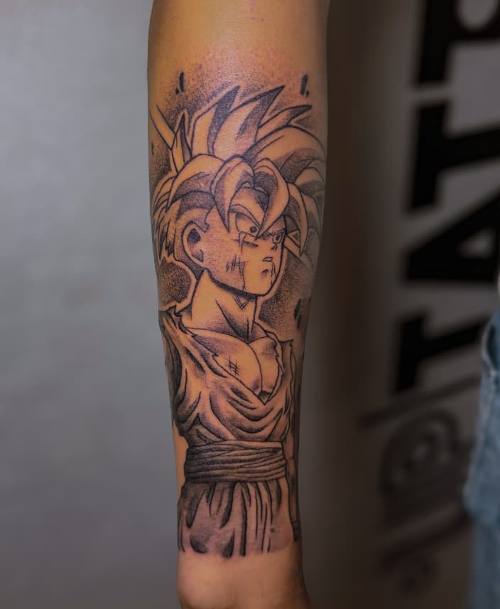Tatuaje de Gokú en antebrazo – Cheno Tattoo Pachuca