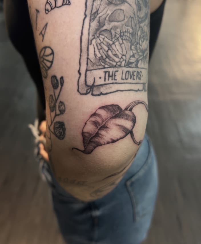 Tatuaje completo de hojas en brazo y hombro – Cheno Tattoo Pachuca