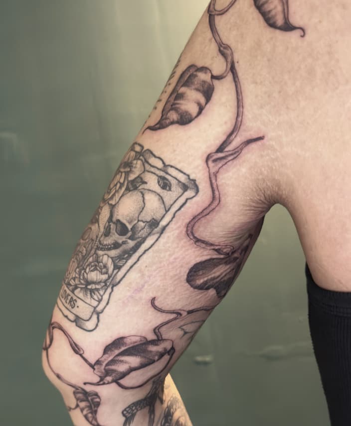 Detalle de tatuaje hojas en brazo – Cheno Tattoo Pachuca