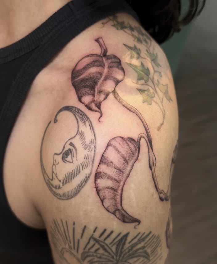 Tatuaje de hojas con luna en hombro – Cheno Tattoo Pachuca