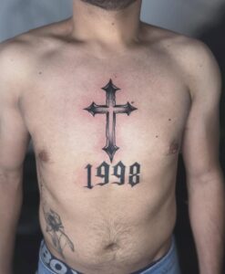 Tatuaje de cruz con fecha 1998 en pecho – Cheno Tattoo Pachuca