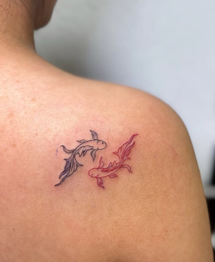 Tatuaje pequeño de dragones en hombro – Cheno Tattoo Pachuca