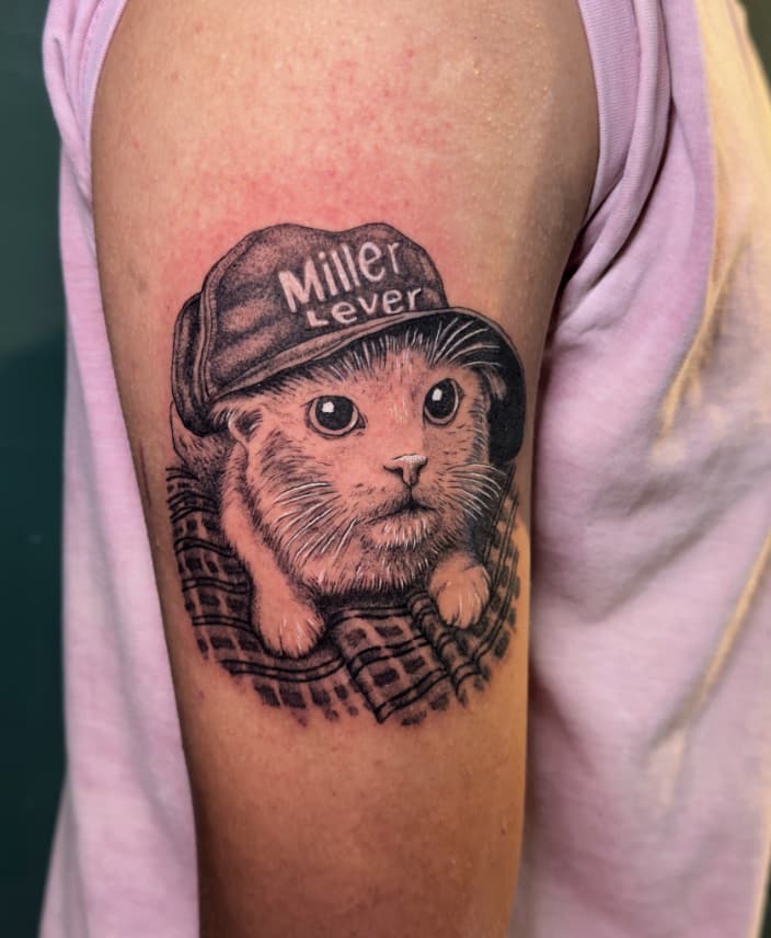 Tatuaje realista de gato con gorra – Cheno Tattoo Pachuca