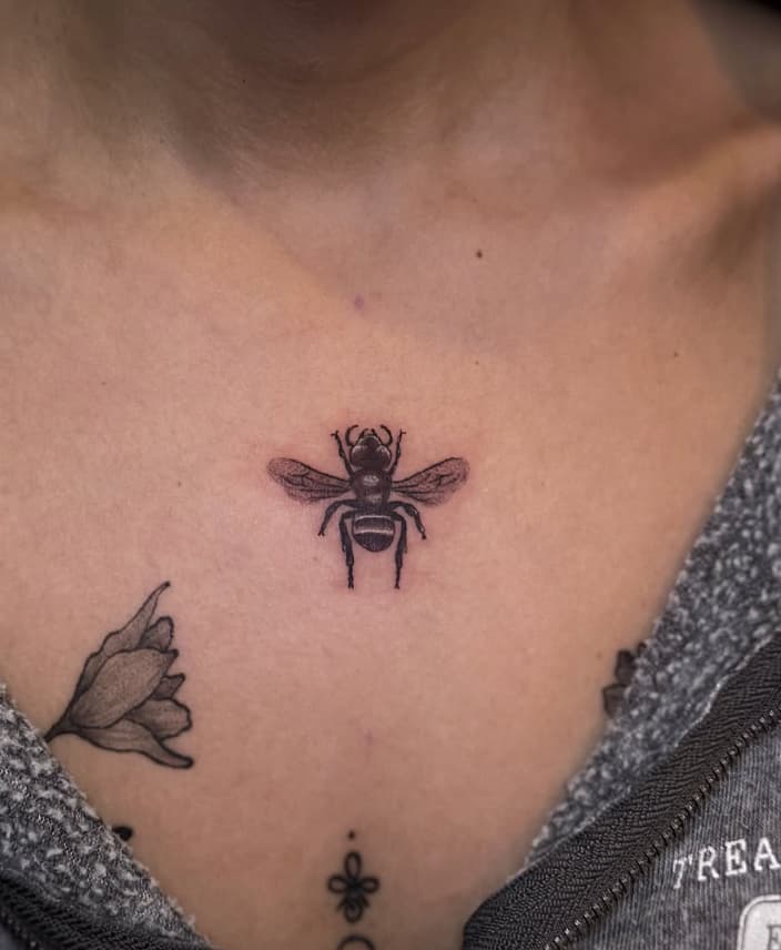 Tatuaje pequeño de abeja en pecho – Cheno Tattoo Pachuca
