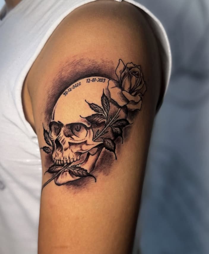Tatuaje calavera con rosa en brazo – Cheno Tattoo Pachuca