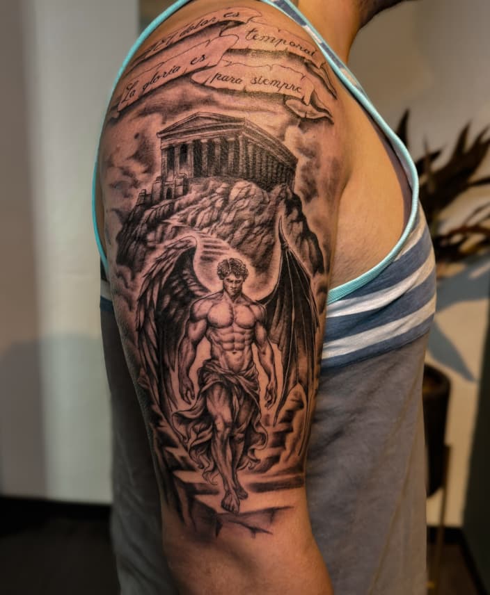 Tatuaje realista de ángel con templo en brazo – Cheno Tattoo Pachuca