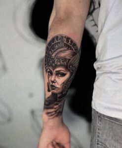 Tatuaje realismo mujer con casco romano en antebrazo – Cheno Tattoo Pachuca