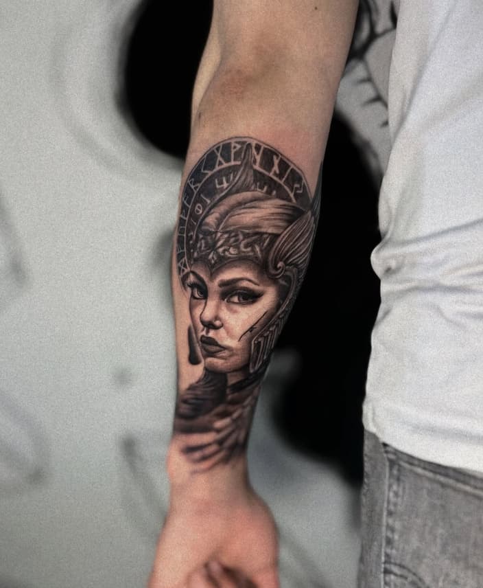 Tatuaje realismo mujer con casco romano en antebrazo – Cheno Tattoo Pachuca