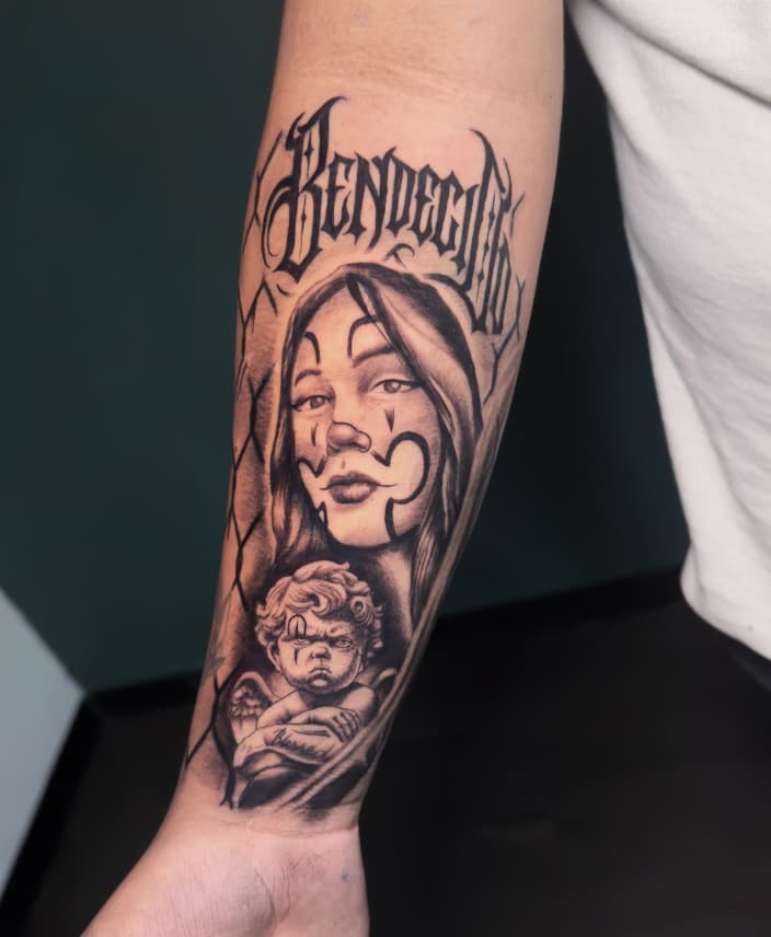 Tatuaje de mujer y tipografía Bendecido en antebrazo – Cheno Tattoo Pachuca