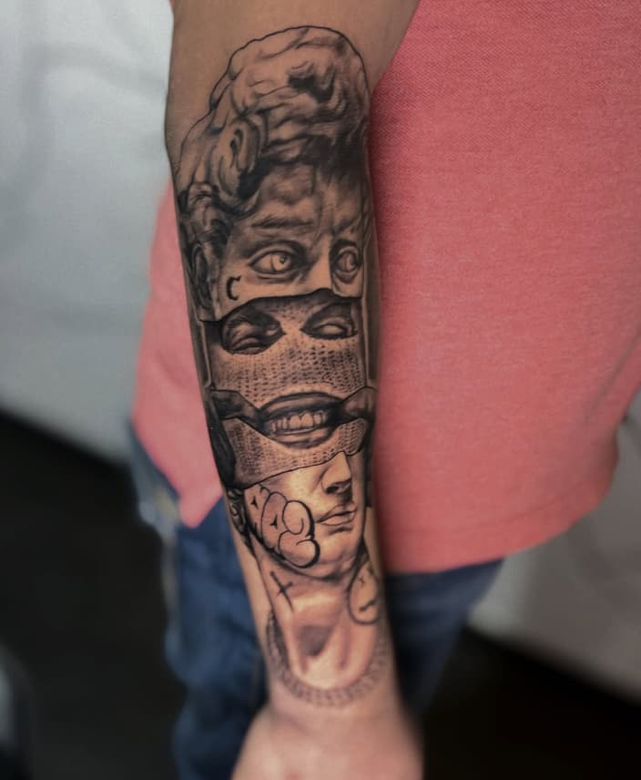 Tatuaje surrealista rostro y máscaras en brazo – Cheno Tattoo Pachuca

Título: Tatuaje surrealista en brazo completo