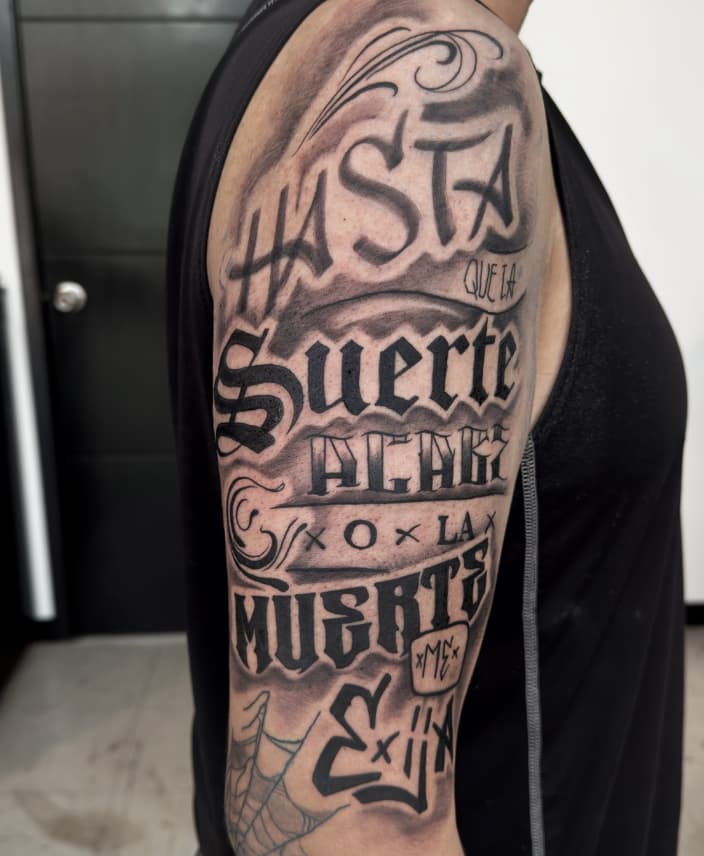 Tatuaje de hojas en brazo – Cheno Tattoo en Pachuca