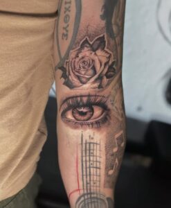 Tatuaje realista rosa y ojo en antebrazo – Cheno Tattoo Pachuca
