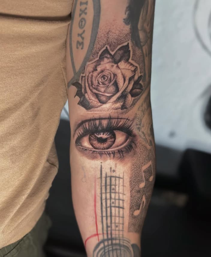 Tatuaje realista rosa y ojo en antebrazo – Cheno Tattoo Pachuca