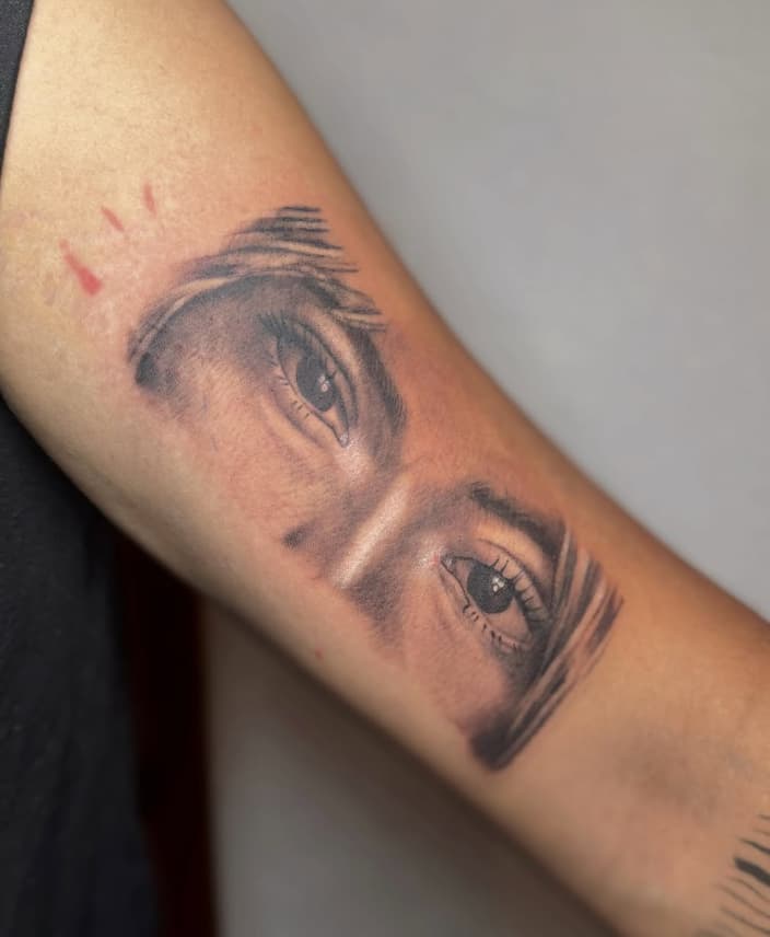 Tatuaje realismo de ojos en brazo – Cheno Tattoo Pachuca