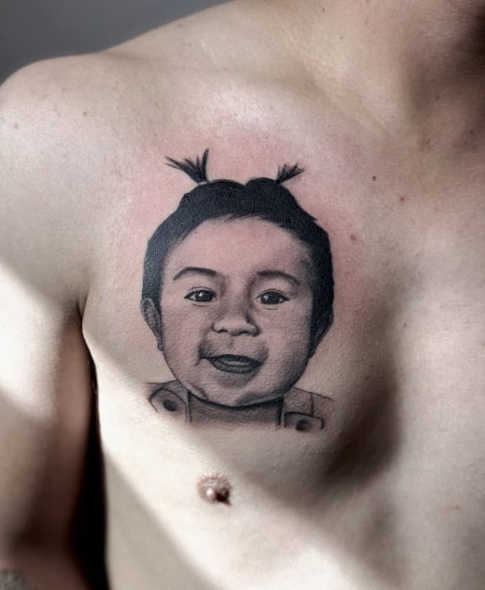 Tatuaje realista retrato de niño en pecho – Cheno Tattoo Pachuca