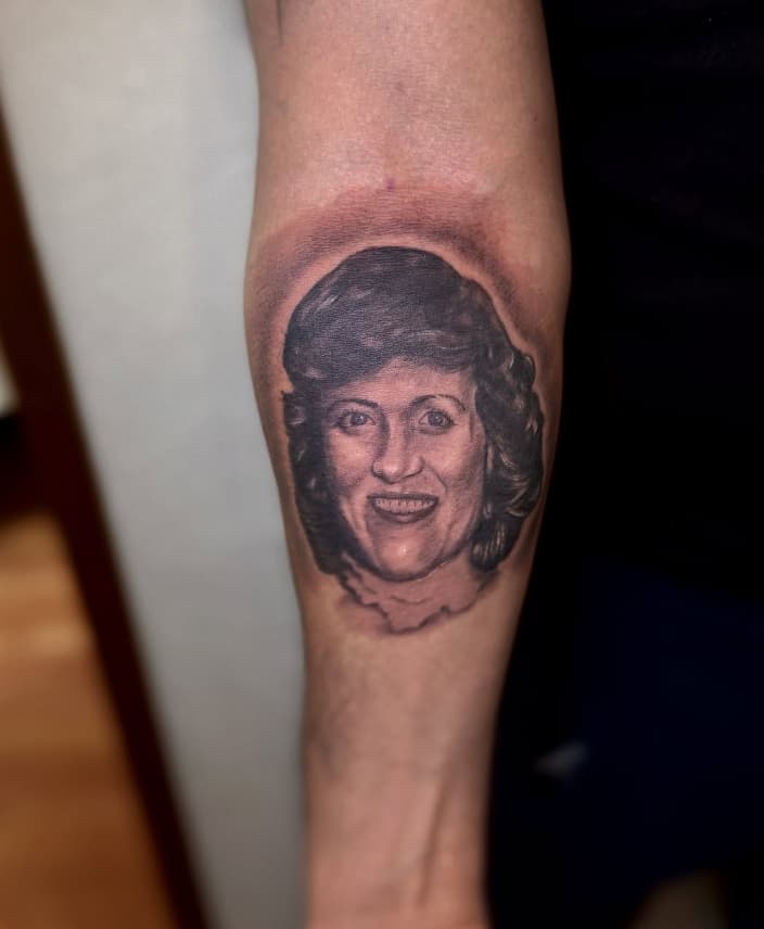 Tatuaje realismo retrato mujer en antebrazo – Cheno Tattoo Pachuca