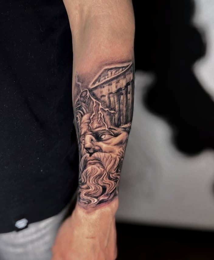 Tatuaje de Zeus en antebrazo estilo realismo – Cheno Tattoo Pachuca