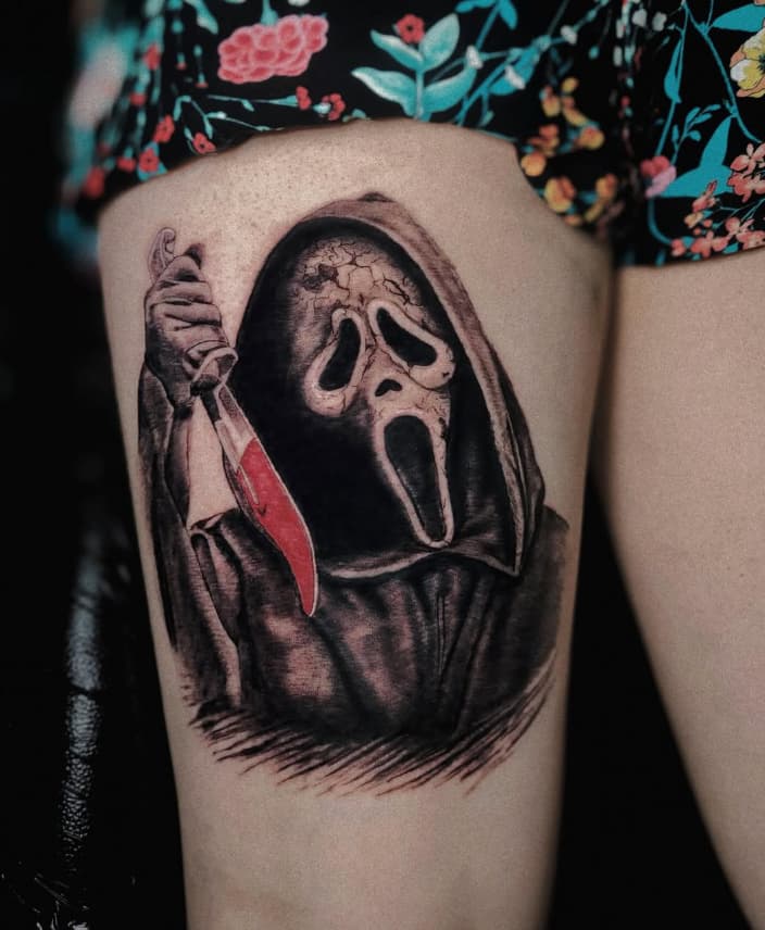 Tatuaje realismo Ghostface de Scream en pierna – Cheno Tattoo Pachuca