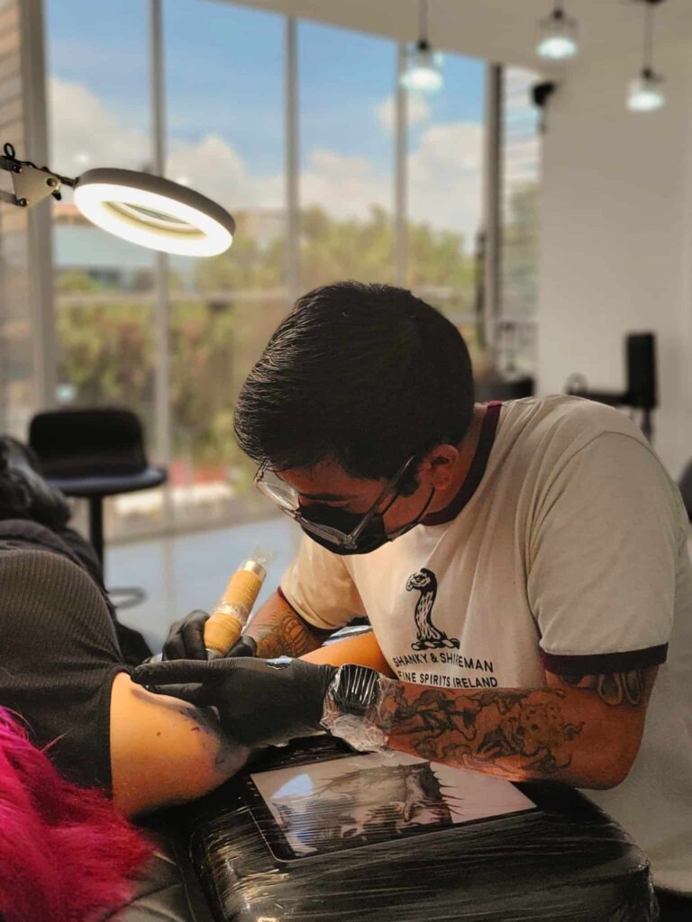 Cheno tatuador en Pachuca trabajando en su estudio privado de San Javier